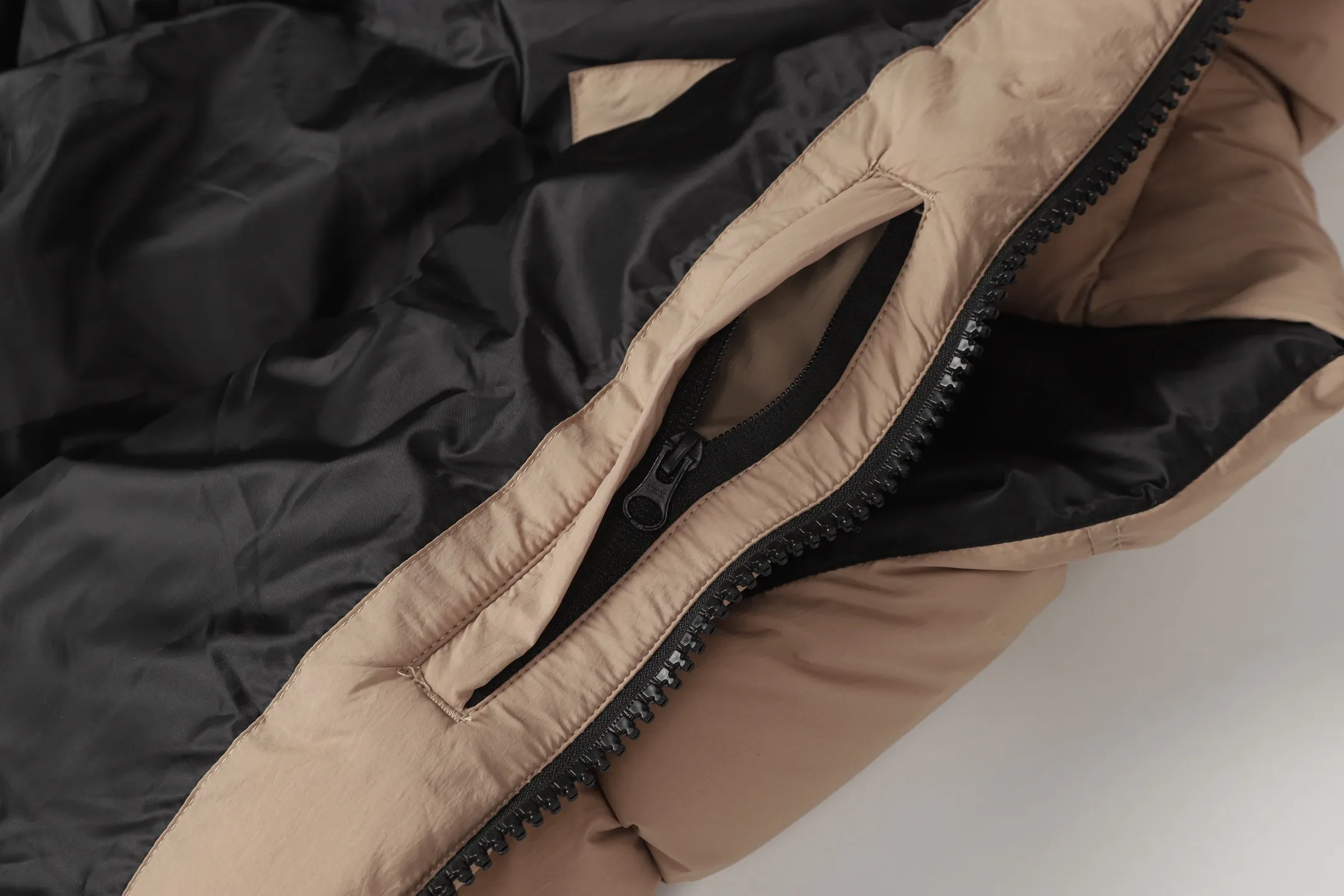 P560 Canada gooes Lawrence down vest (high version) The Lawrence down vest features a durable shell and quilted body, making it a must-have item for all seasons. The fabric has a durable soft touch. Longer hem at back for added protection. Reflective double-stripe grip tape at back. The Lawrence features an engineered down-filled collar to block strong winds, a two-way front zip and a longer rear hem.  Color: black with red label, black with black label, desert color, ocean blue Size: XS-2XL
